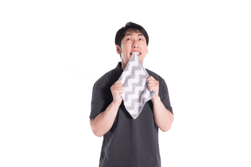 悔しがるイメージ画像